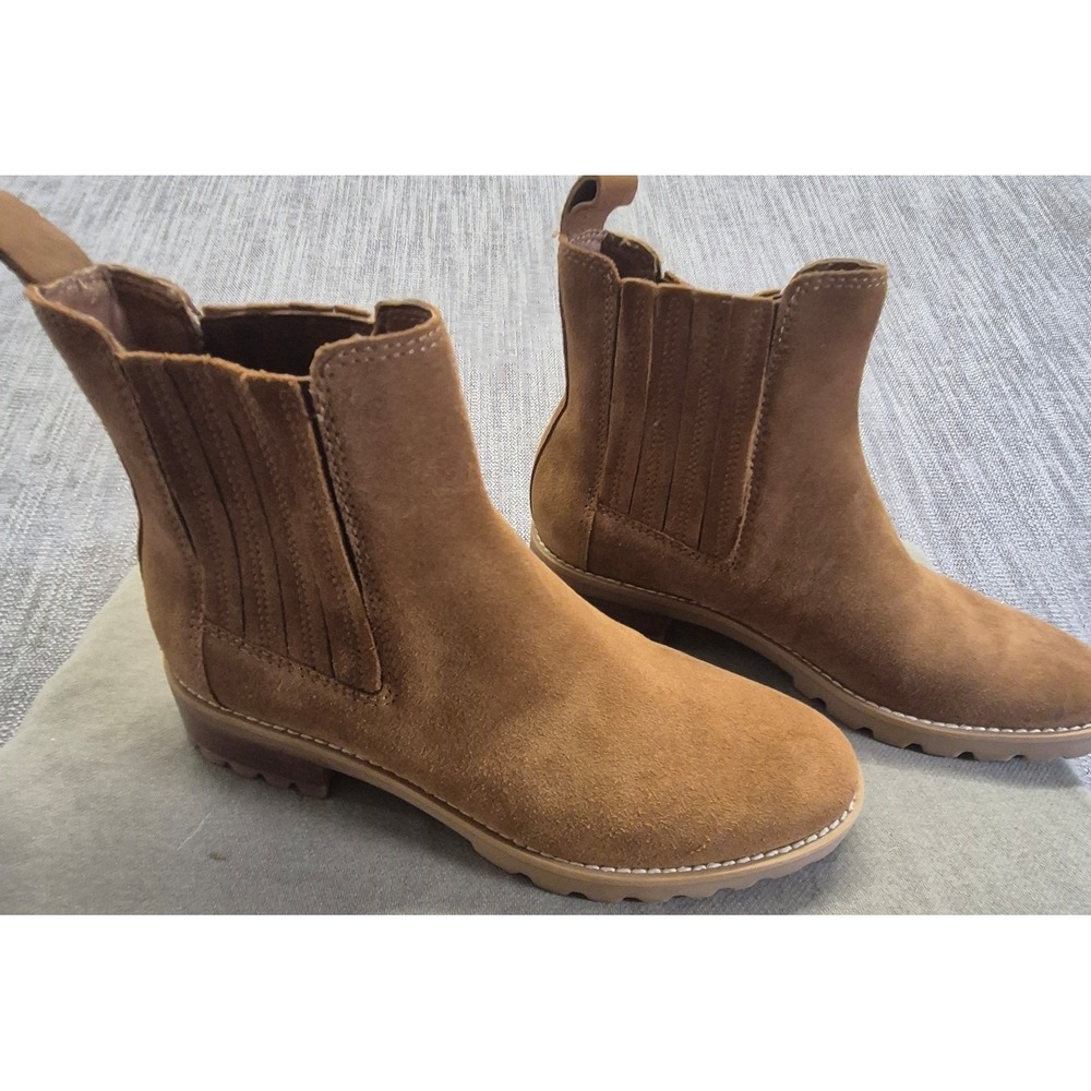 NWOB Dolce Vita women's tan suede Chelsea ankle boots 8 lug sole pull on booties